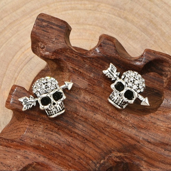 Any 3/$25! Silver Crystal Pave Skull w/Arrow Earrings - Picture 2 of 6